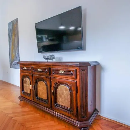 Artistic Luxury Flat With Colosseum View
