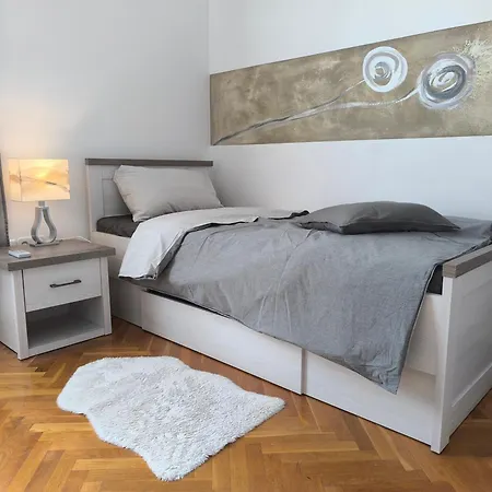 Artistic Luxury Flat With Colosseum View