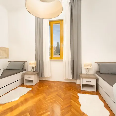 Artistic Luxury Flat With Colosseum View Апартаменты Пула