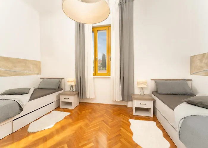 Artistic Luxury Flat With Colosseum View 아파트 풀라